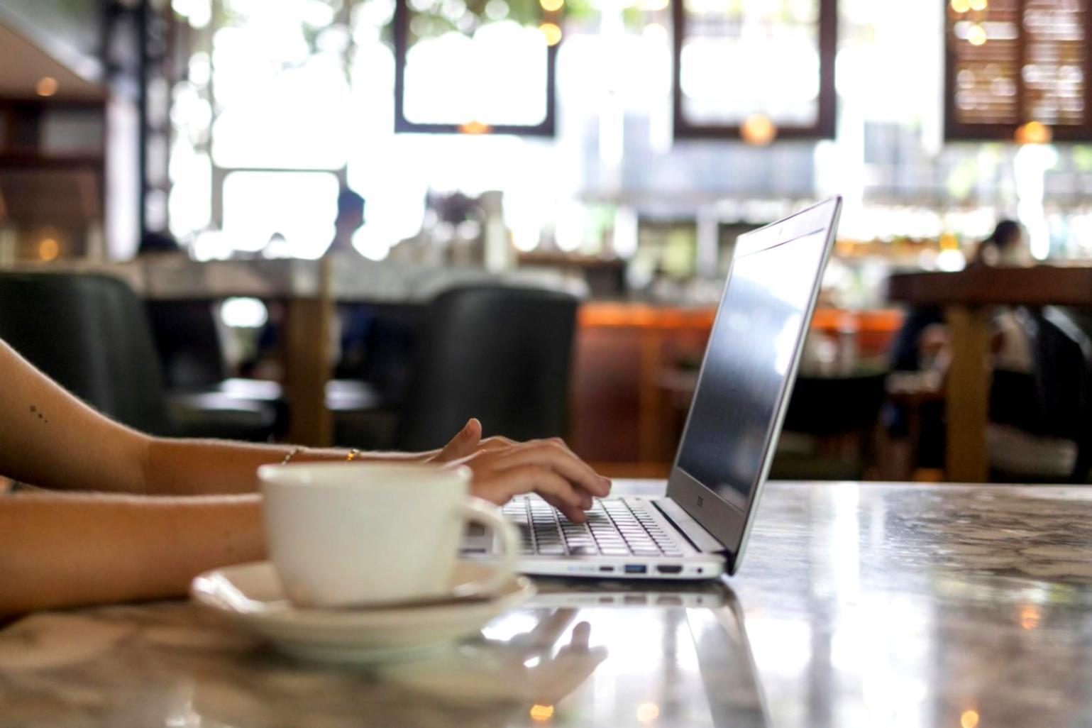 Professionelles Analyseteam bei der Arbeit