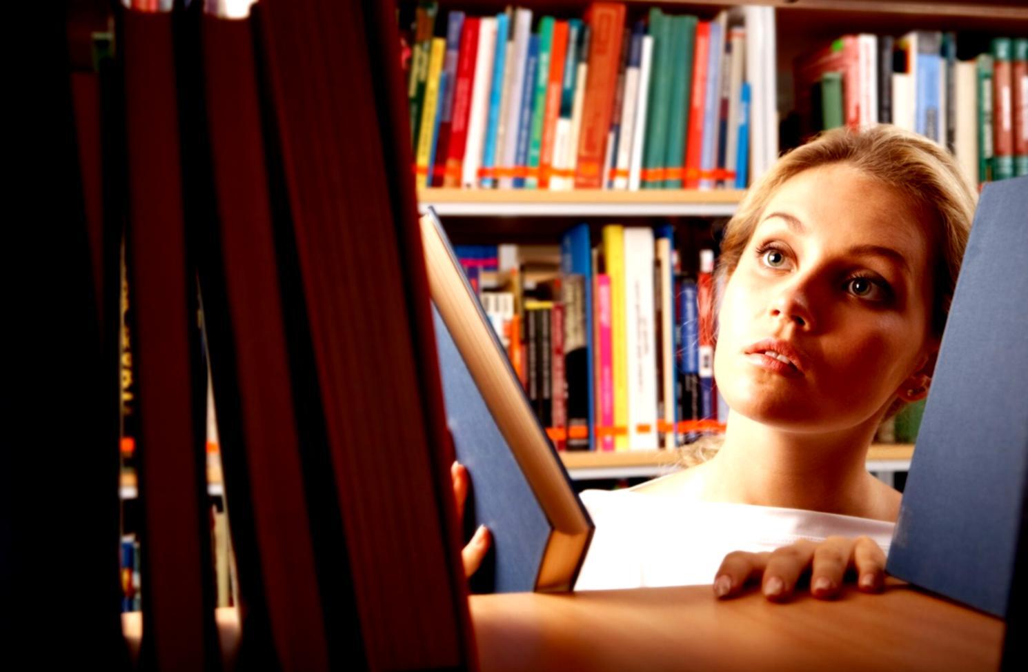 Arbeitsplatz mit Finanzunterlagen und Laptop